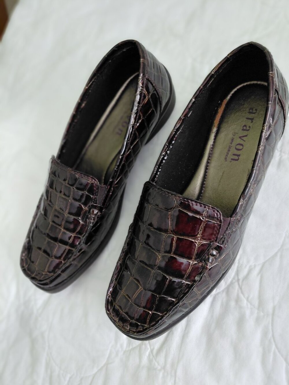 Aravon Women's Crocodile Embossed Patent Leather Shoe.  Size 8